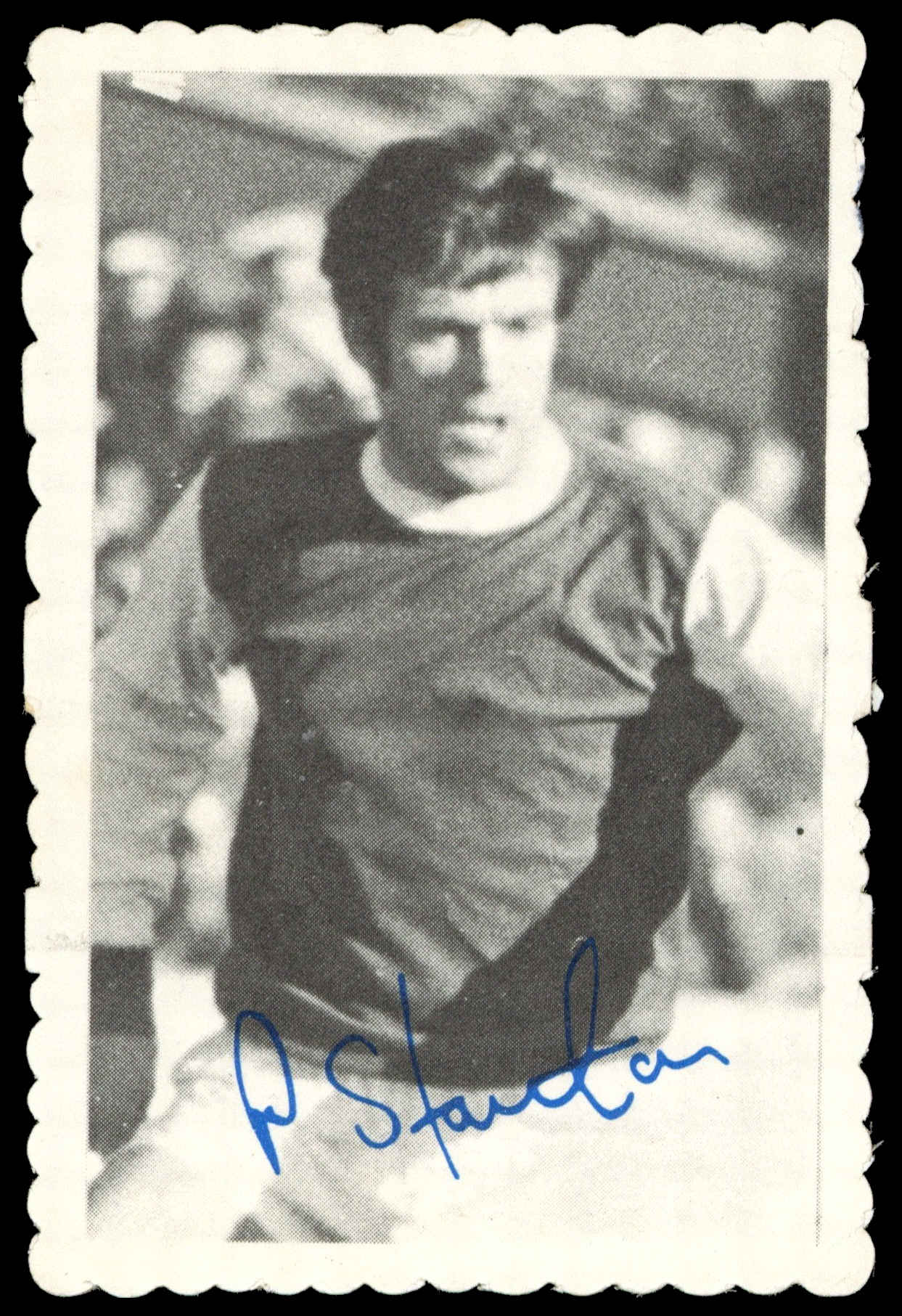 A&BC - 'Footballers Autographed Photos 1973/74 (Crinkle)' (1973) - #26 - Pat Stanton (Hibernian) A&BC - 'Footballers Autographed Photos 1973/74 (Crinkle)' (1973) - #26 - Pat Stanton (Hibernian)