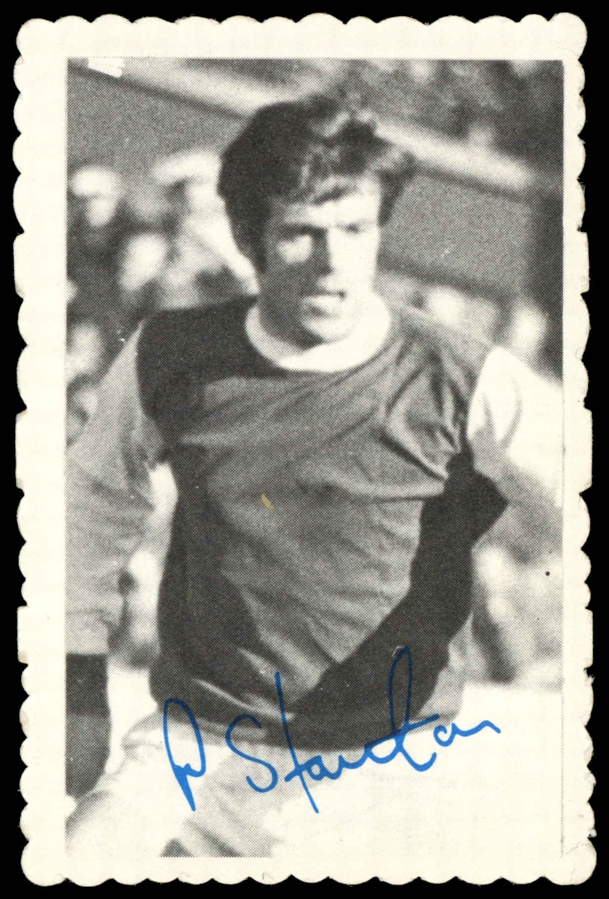 A&BC - 'Footballers Autographed Photos 1973/74 (Crinkle)' (1973) - Pat Stanton (Hibernian) A&BC - 'Footballers Autographed Photos 1973/74 (Crinkle)' (1973) - Pat Stanton (Hibernian)
