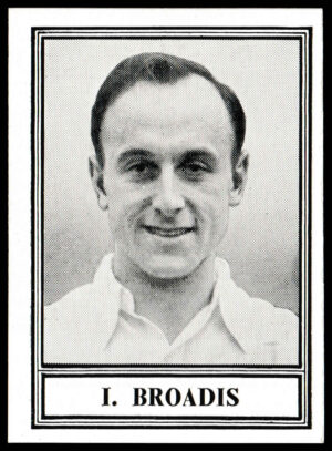 Barratt & Co - 'Famous Footballers 1952-53 - Card #22 - I. Broadis (Man City)