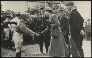 Tuck's - 'After you, Sir Grodon! Queen Elizabeth II' () - Unused Horse Racing Postcard