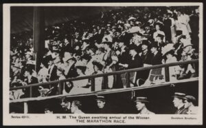 Davidson Bros - 'HM the Queen Awaiting the Winner London Olympics Marathon' (1908) - Unusued Postcard