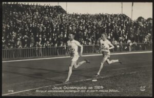 Real Photo - 'Paris Olympics - 10000m Final Ritola Passing to Lead' (1924) - Unused Postcard