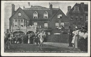 London Olympics - 'The Marathon, Hayes Passing through Harrow' (1908) - Used Postcard London Olympics - 'The Marathon, Hayes Passing through Harrow' (1908) - Used Postcard