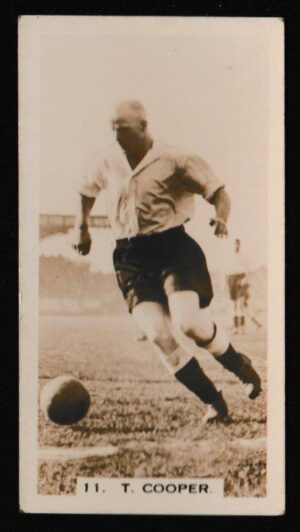 Pattreiouex - 'Footballers in Action' (1934) - Card #11 - T. Cooper (Derby County)