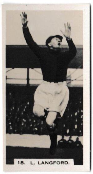 Pattreiouex - 'Footballers in Action' (1934) - Card #18 - L. Langford (Manchester United) Pattreiouex - 'Footballers in Action' (1934) - Card #18 - L. Langford (Manchester United)