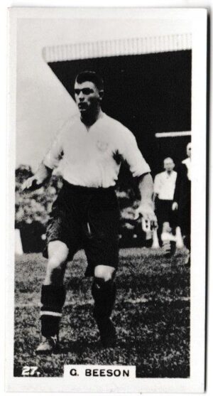 Pattreiouex - 'Footballers in Action' (1934) - Card #27 - G. Beeson (Aston Villa)