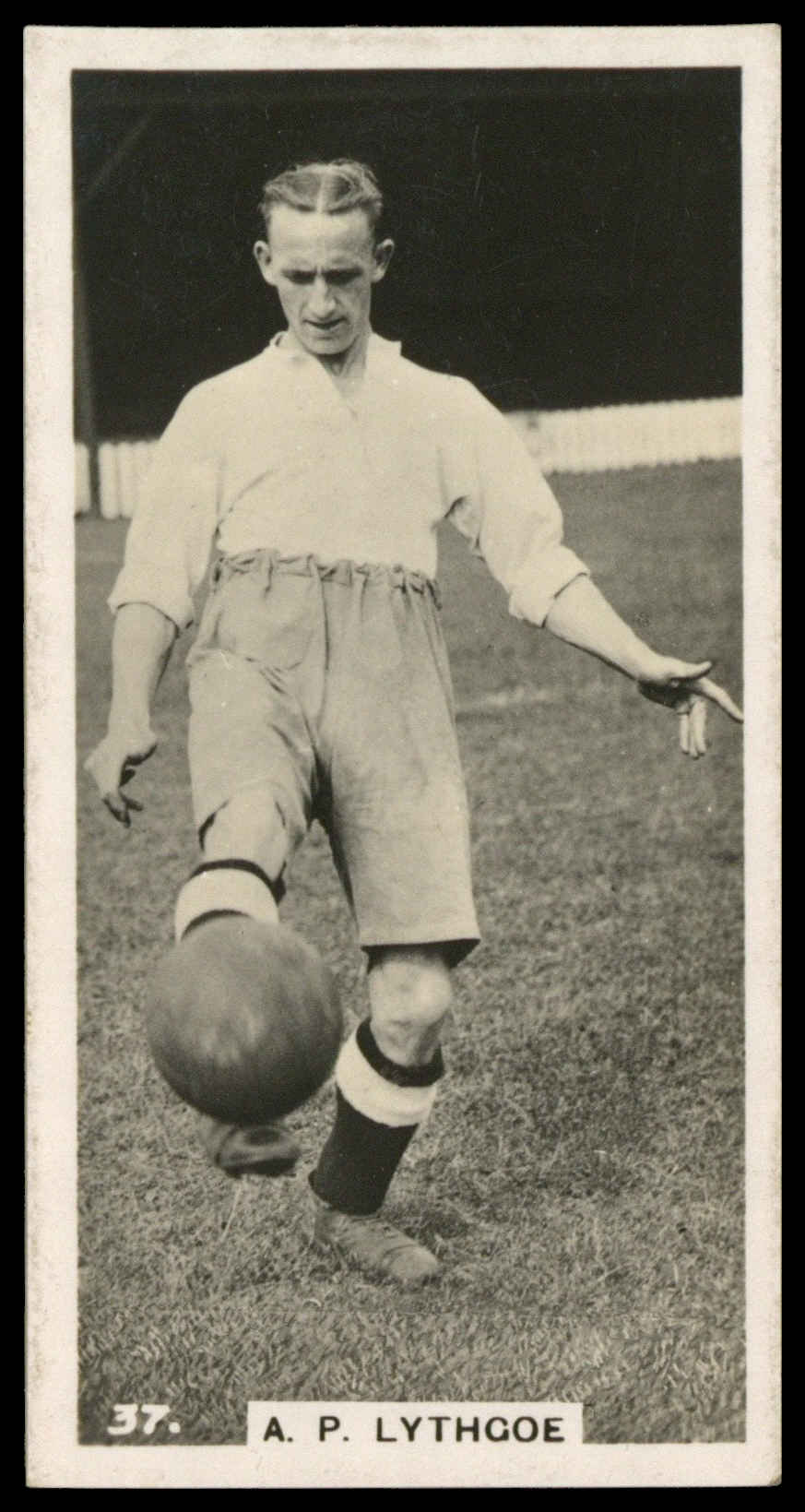 Pattreiouex - A.P. Lythgoe (Huddersfield Town) - 'Footballers in Action' (1934) Pattreiouex - A.P. Lythgoe (Huddersfield Town) - 'Footballers in Action' (1934)
