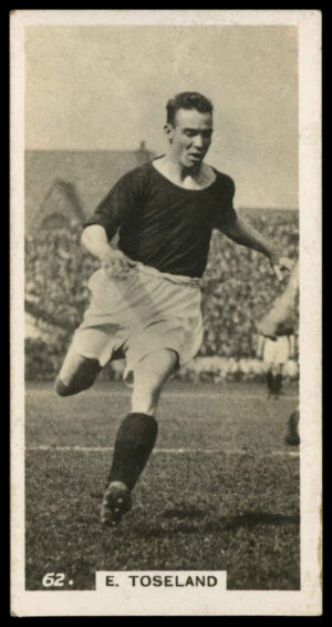 Pattreiouex - E. Toseland (Man City) - 'Footballers in Action' (1934) Pattreiouex - E. Toseland (Man City) - 'Footballers in Action' (1934)