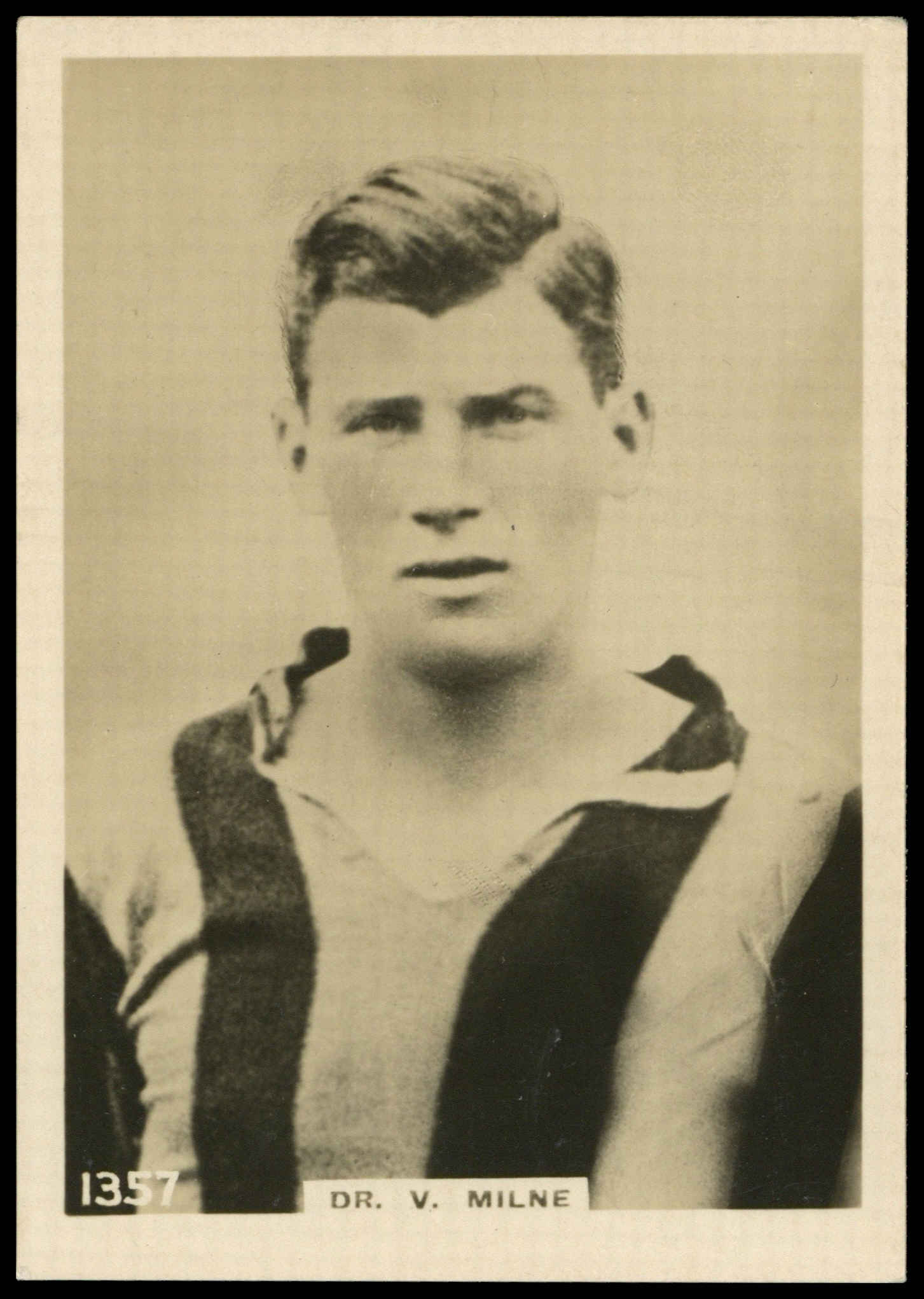 Godfrey Phillips - 'Dr. V. Milne (Aberdeen)' - Footballers L3 (1922) Godfrey Phillips - 'Dr. V. Milne (Aberdeen)' - Footballers L3 (1922)